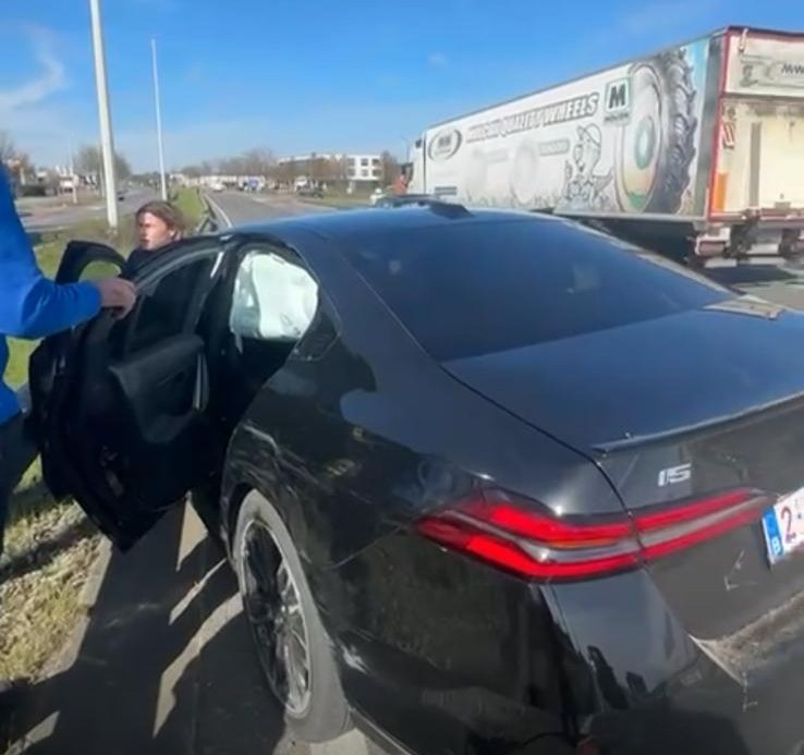 Zele’de Feci Kaza…Araçla Kamyon Çarpıştı…Europalaan Trafiğe Kapandı…